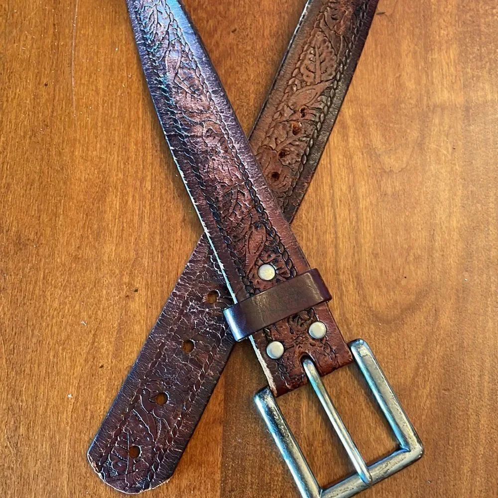 Mens Vintage LEVI's Embossed Leather Belt - 40